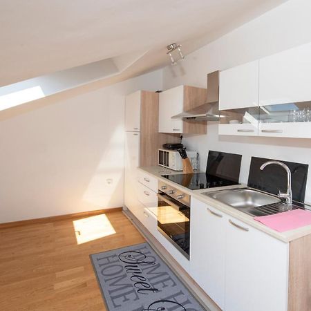 Sunny Attic Apartment With Balcony & Modern City Apartment With Outdoor Area, No Balcony Trogir Kültér fotó