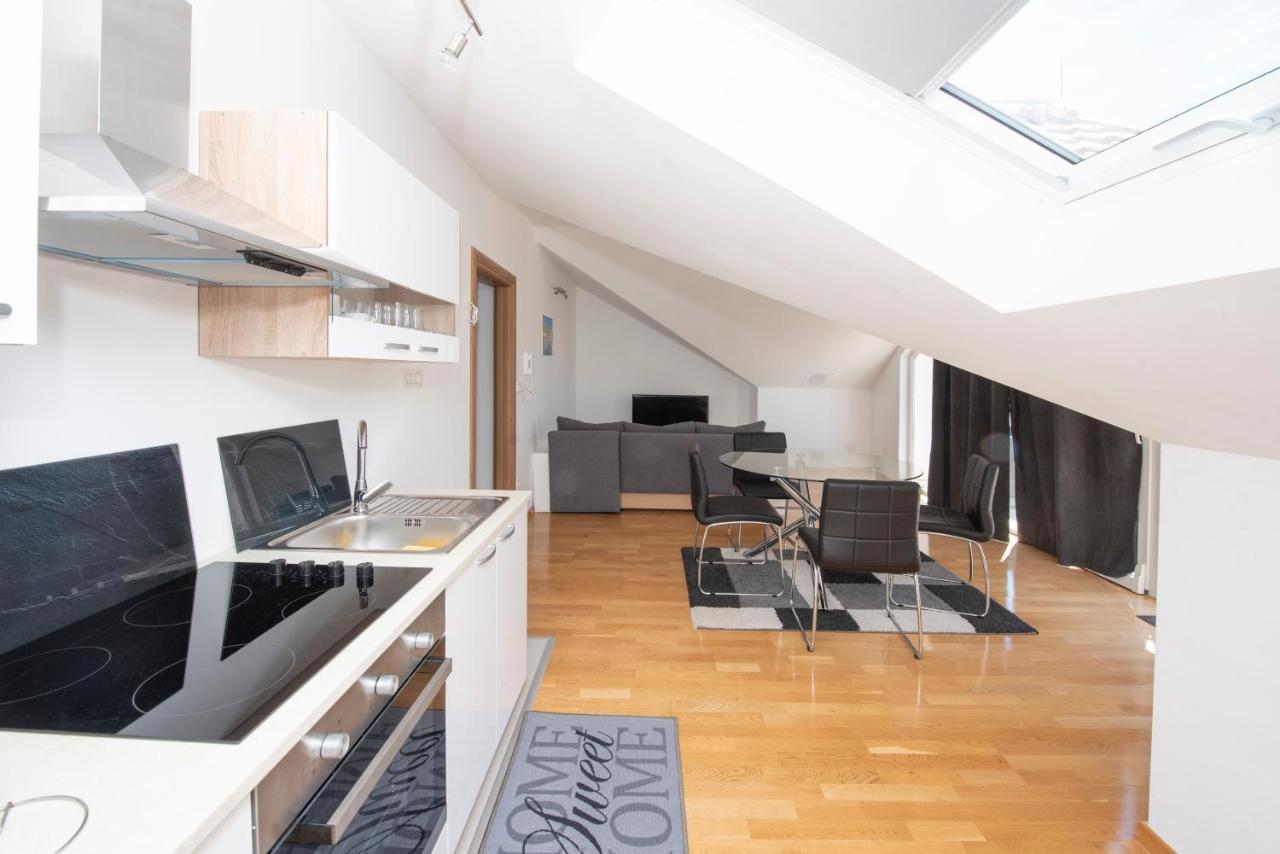 Sunny Attic Apartment With Balcony & Modern City Apartment With Outdoor Area, No Balcony Trogir Kültér fotó