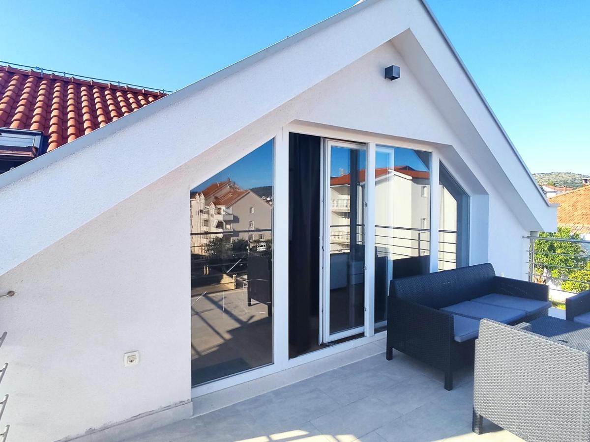 Sunny Attic Apartment With Balcony & Modern City Apartment With Outdoor Area, No Balcony Trogir Kültér fotó