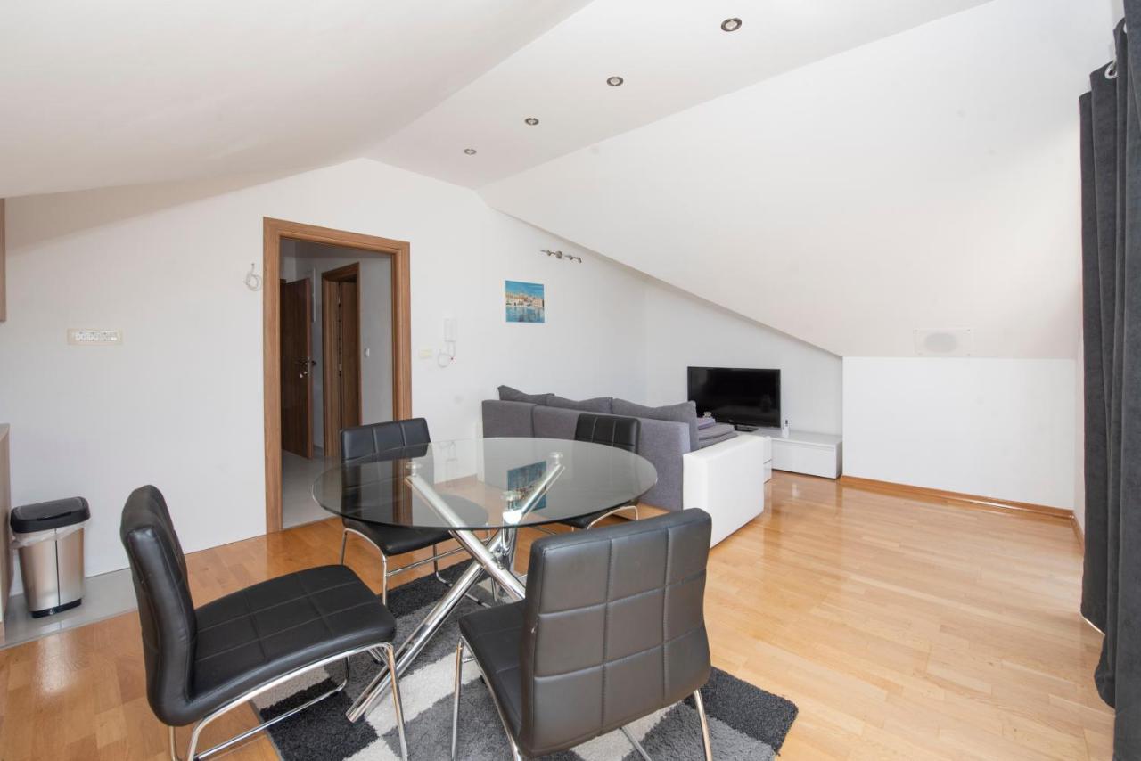 Sunny Attic Apartment With Balcony & Modern City Apartment With Outdoor Area, No Balcony Trogir Kültér fotó