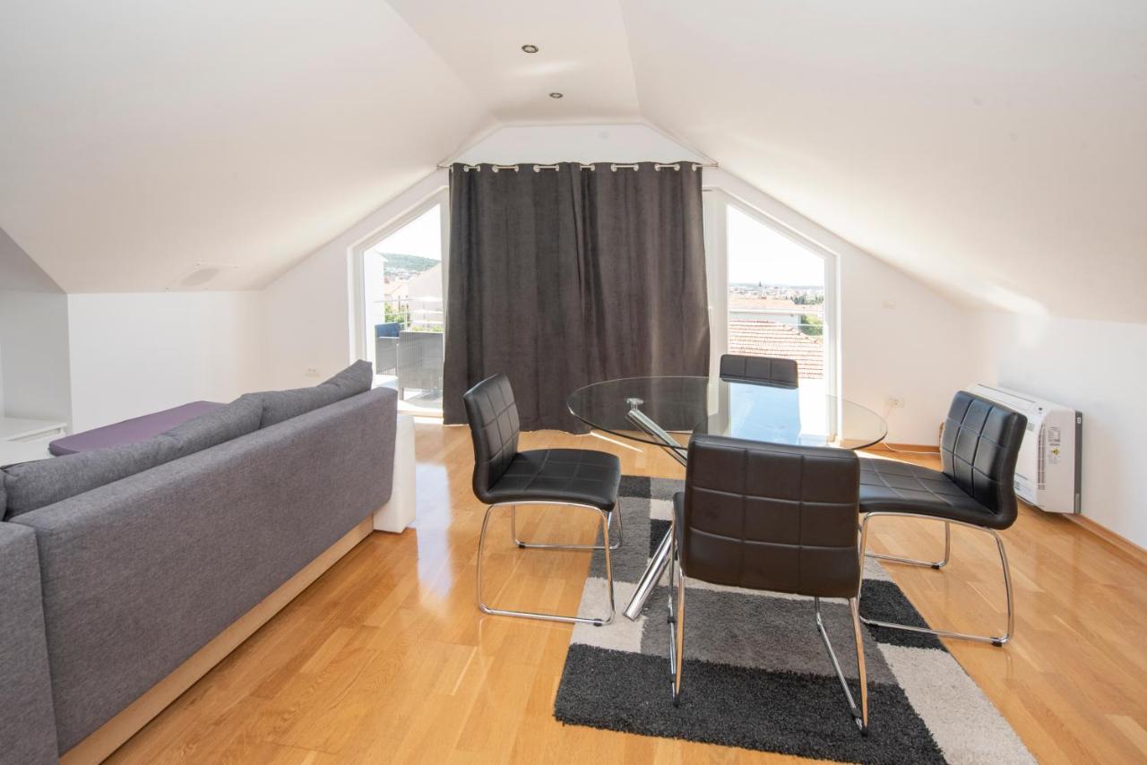 Sunny Attic Apartment With Balcony & Modern City Apartment With Outdoor Area, No Balcony Trogir Kültér fotó
