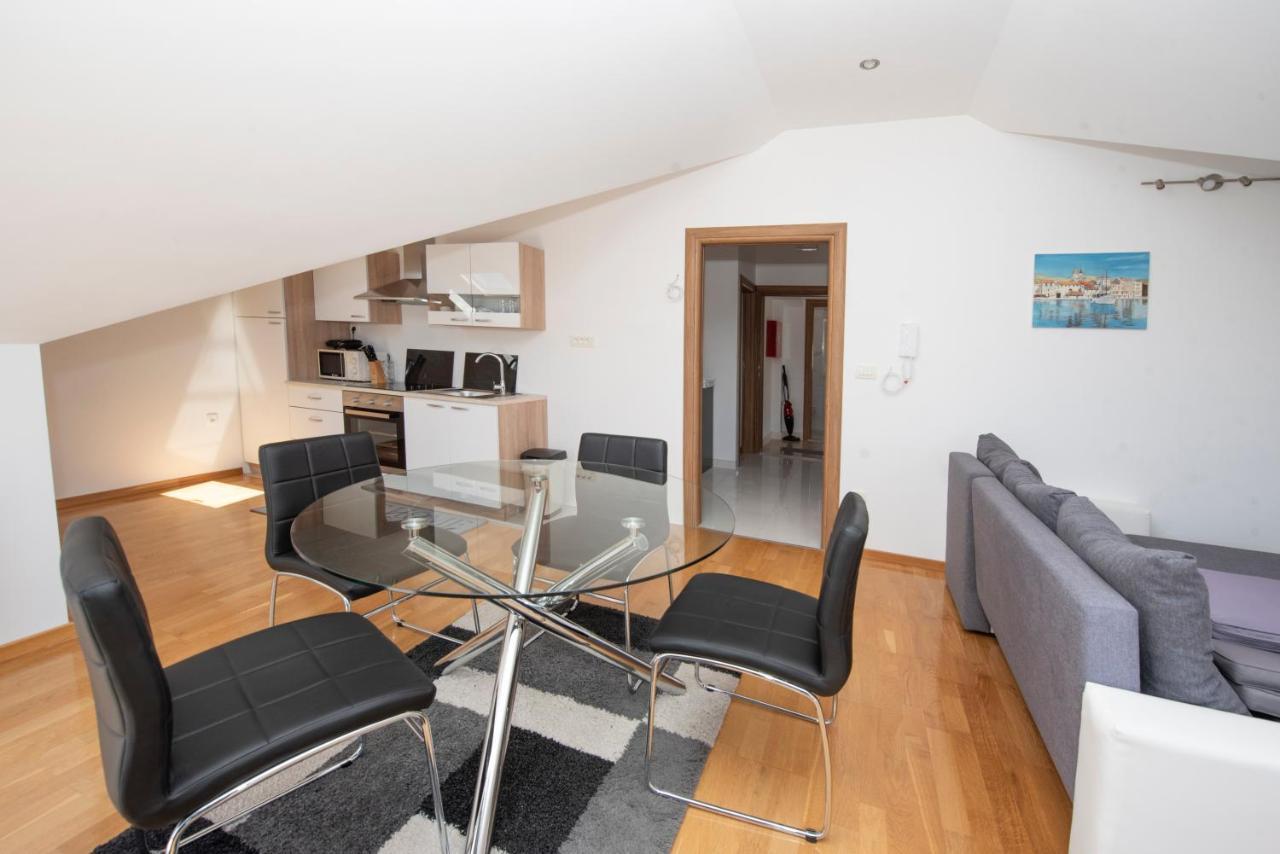 Sunny Attic Apartment With Balcony & Modern City Apartment With Outdoor Area, No Balcony Trogir Kültér fotó