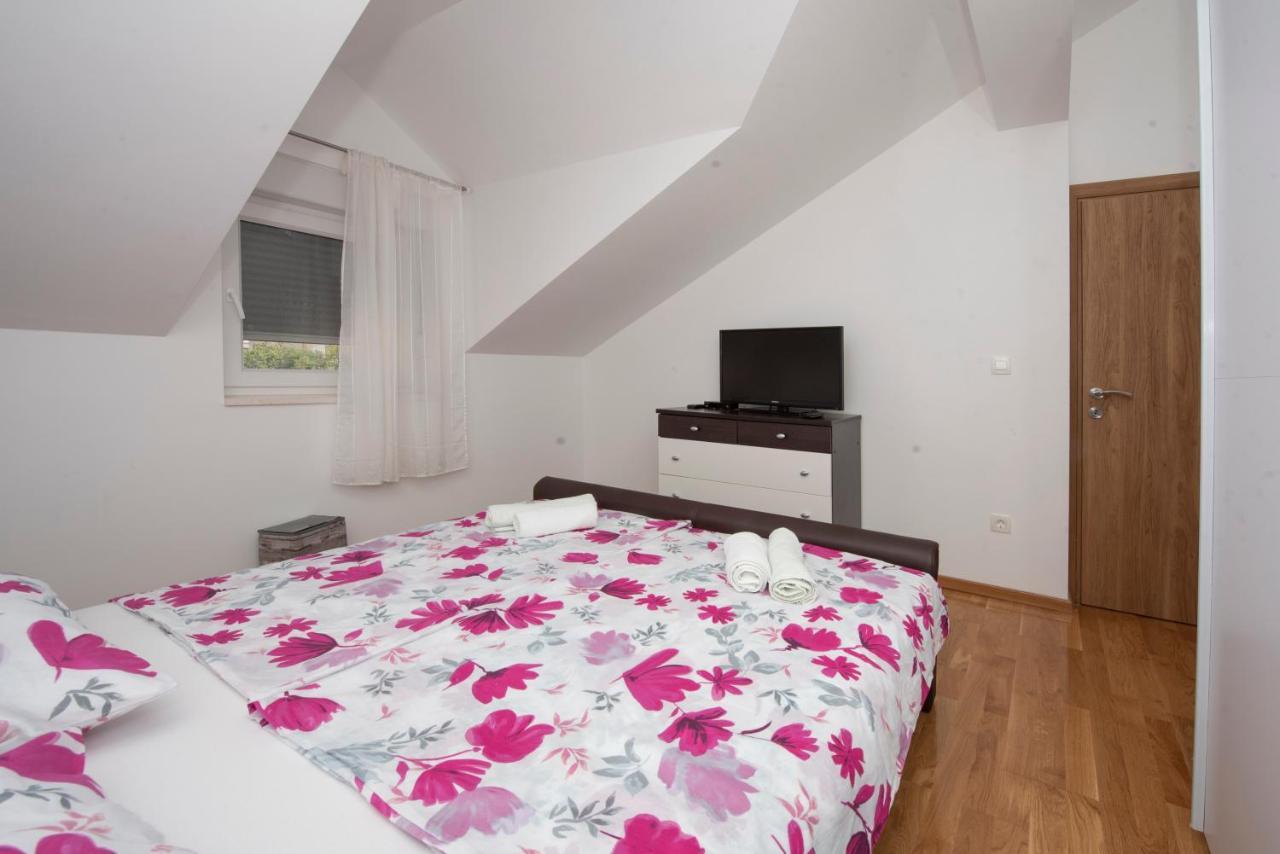 Sunny Attic Apartment With Balcony & Modern City Apartment With Outdoor Area, No Balcony Trogir Kültér fotó