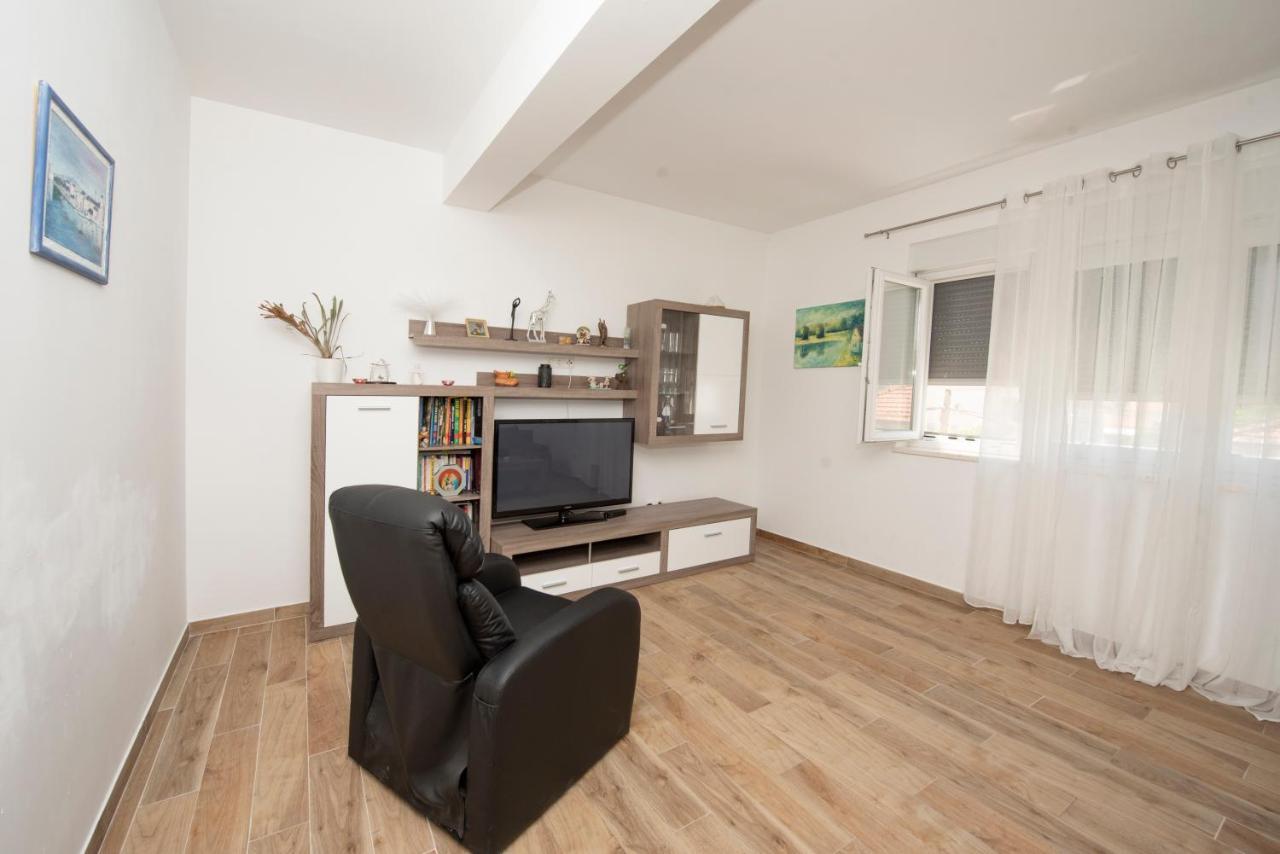 Sunny Attic Apartment With Balcony & Modern City Apartment With Outdoor Area, No Balcony Trogir Kültér fotó